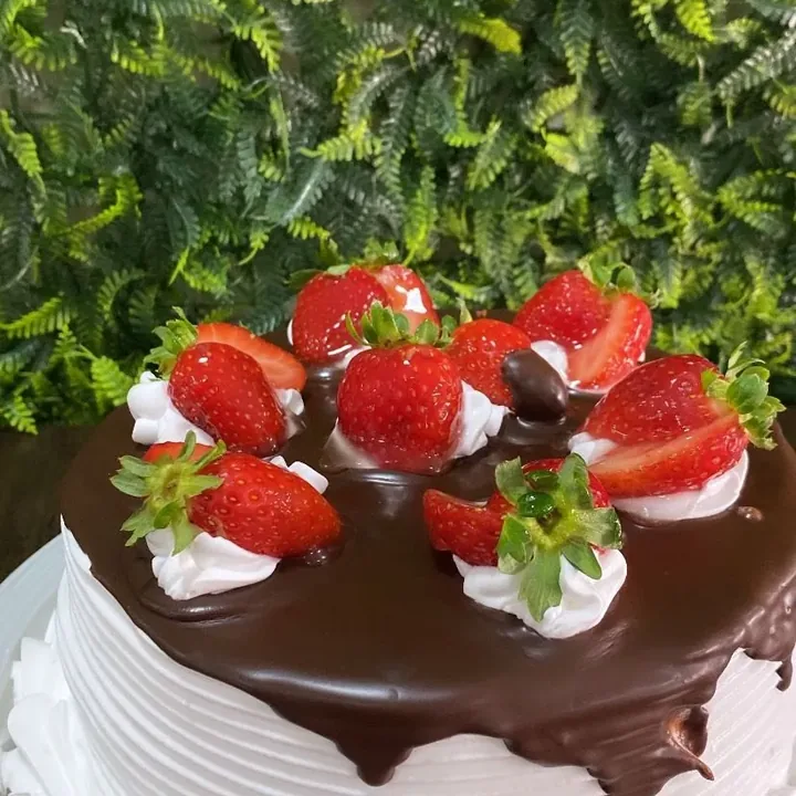 Bolo de morango com chocolate – Panificadora e Confeitaria Maná