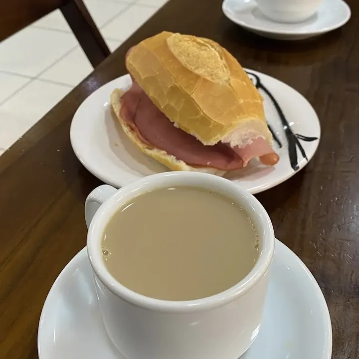 Café com pão na chapa – Panificadora e Confeitaria Maná