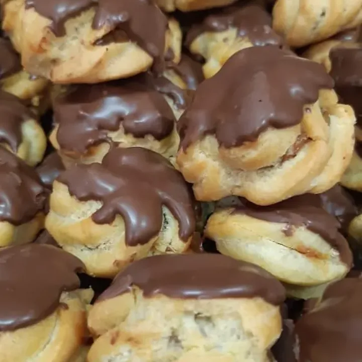 Carolinas com chocolate – Panificadora e Confeitaria Maná